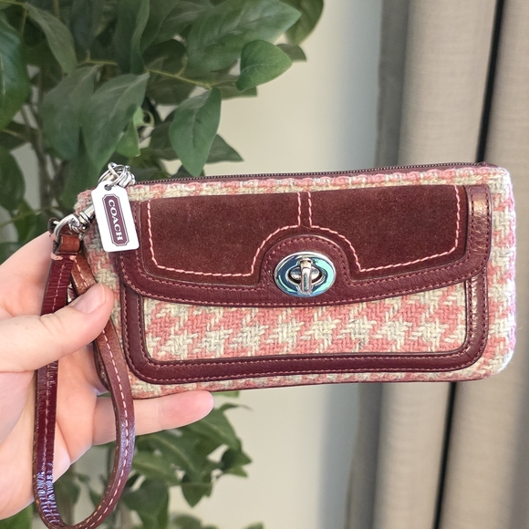 Coach Handbags - Coach Vintage Hamptons Houndstooth Wristlet
